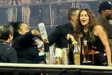 Kardashianka kao puštena s lanca: Potajno flertala s barmenom? Pogledajte fotografije