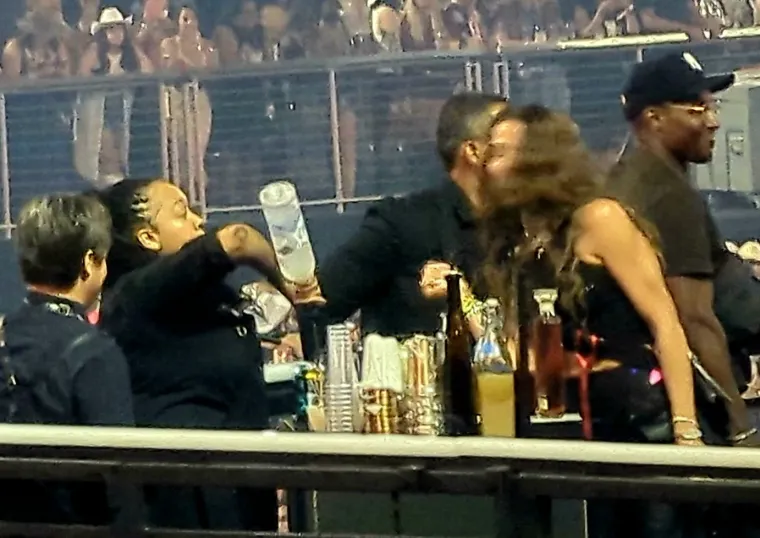 Kardashianka kao puštena s lanca: Potajno flertala s barmenom? Pogledajte fotografije