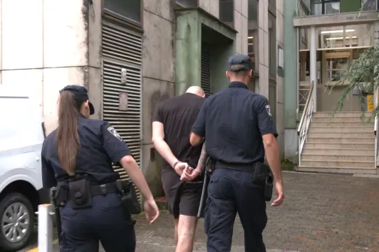 Privođenje osumnjičenih za brutalno premlaćivanje Slovenca (19) u Poreču