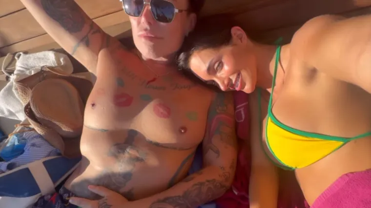 Laura iz 'Gospodina Savr&scaron;enog' s Cigijem uživa na moru, a osvrnula se i na &Scaron;imu: 'Uhvati me nalet inspiracije'