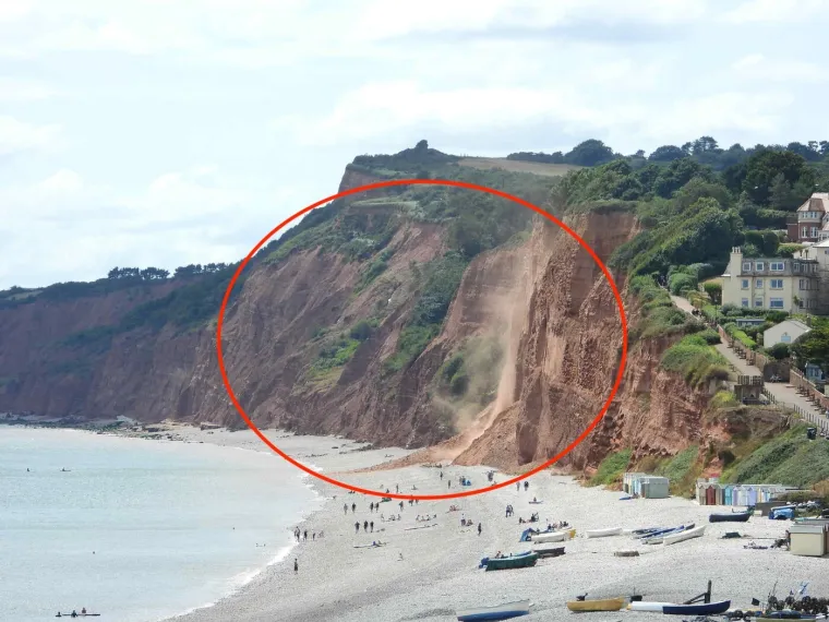 Odron zamalo poklopio kupače na plaži: Skakali su u more da spase živu glavu