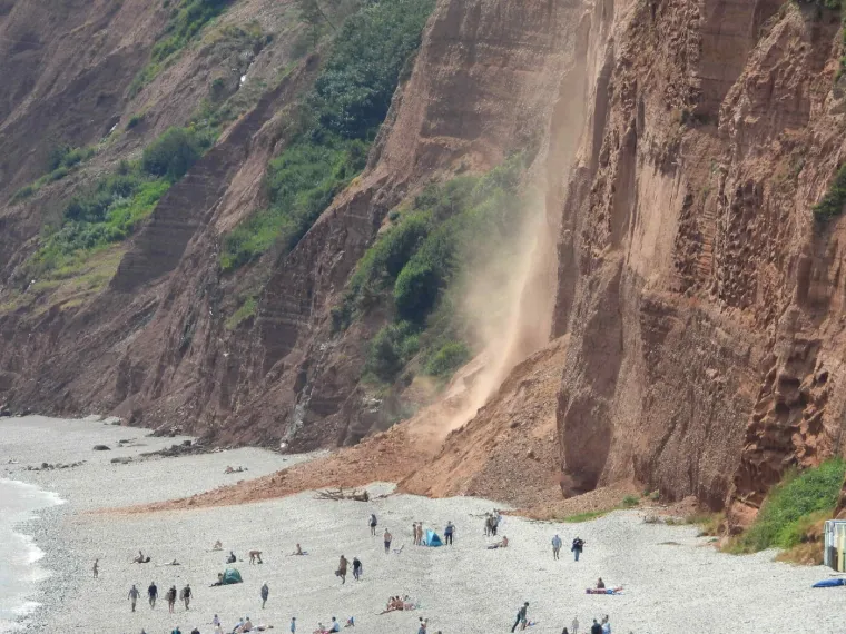 Odron zamalo poklopio kupače na plaži: Skakali su u more da spase živu glavu