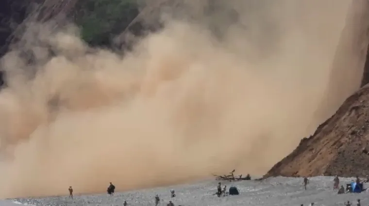 Odron zamalo poklopio kupače na plaži: Skakali su u more da spase živu glavu