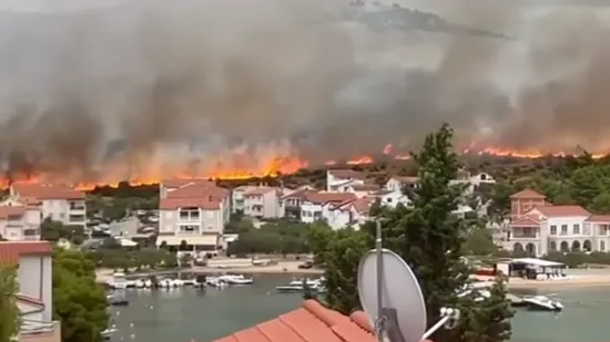 Drama u Šibeniku: Vatrogasci se bore s požarom kod Jasenova, a par kilometara dalje s poplavom!
