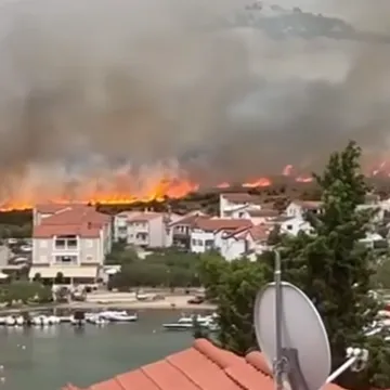 Buktinja u Dalmaciji: Vatrogasci se bore s požarom kod Jasenova