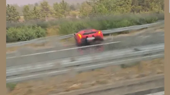 Ferarri proklizao po autocesti i završio u zaštitnoj ogradi