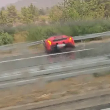 Ferarri proklizao po autocesti i završio u zaštitnoj ogradi