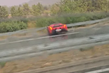 Ferarri proklizao po autocesti i završio u zaštitnoj ogradi