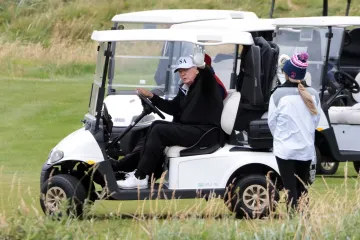 Zaštićen od snajperista i loptica: Pogledajte u čemu se Trump vozi po omiljenim golf terenina