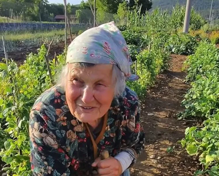 Ima 95 godina, vozi traktor i još obrađuje zemlju, a sada je postala i internetska zvijezda