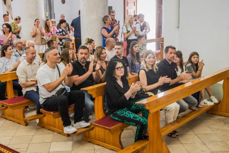 U velolučkoj crkvi pjevali Olivera: Njegova supruga i djeca u prvom redu