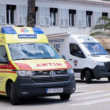 Bizarna nesreća na trajektu za Velu Luku: Ženi su vrata prikliještila prste!