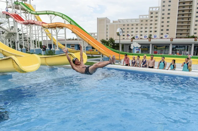 Iza sjajne fasade skriva se strogo kontrolirana stvarnost, turisti se žale: 'Prate nas čak i na plaži'