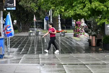 Slavonci nisu od šećera: Kiša ih nije zaustavila od ljetne šetnje, a dama u crvenom privukla pažnju