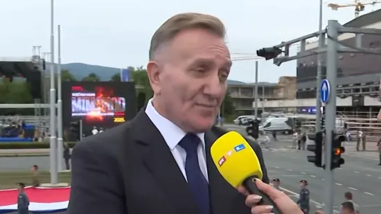 Lovrić objasnio zašto je prije 10 godina Kolindi poklonio zastavu: 'To nije protokolaran dar'