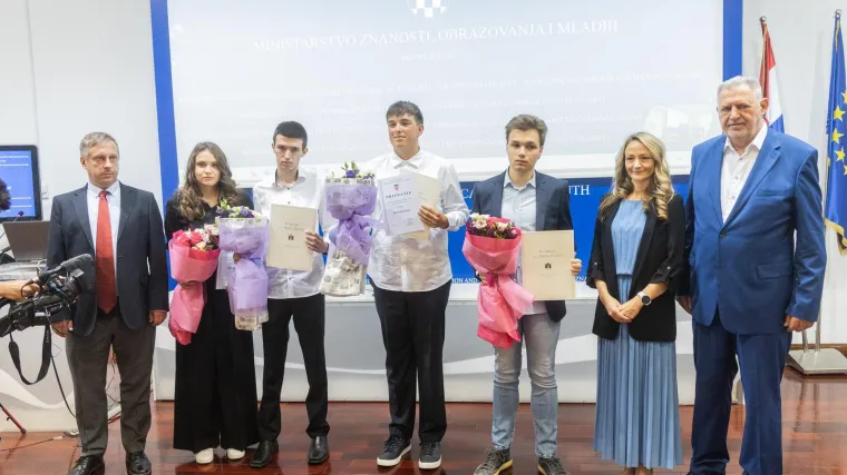 Petice, cvijeće i bogate nagrade: Najbolji maturanti zasluženo pokupili sve!