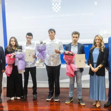 Petice, cvijeće i bogate nagrade: Najbolji maturanti zasluženo pokupili sve!