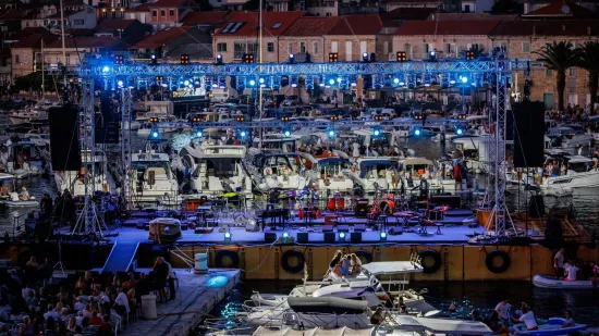 Glazbeni spektakl u Veloj Luci: Oliverove pjesme, nezaboravna karijera i sjećanja...