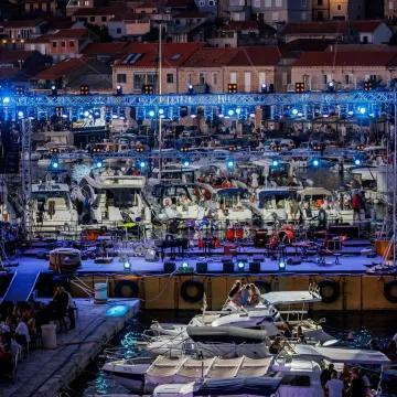 Glazbeni spektakl u Veloj Luci: Oliverove pjesme, nezaboravna karijera i sjećanja...