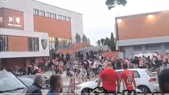 Stravične scene u Beogradu: Delije se brutalno potukle s policijom, snimke obilaze regiju