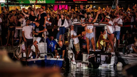 Gomila ljudi, baklje i najljepše Oliverove pjesme: Svi žele biti dio spektakla u Veloj Luci
