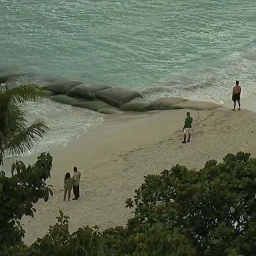 Upozorenja za tsunami za Havaje, a oni ga 'mrtvi hladni' na plaži čekaju