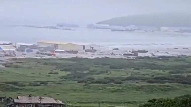 Upozorenje za cunami za Havaje, a oni ga 'mrtvi hladni' čekaju na plaži