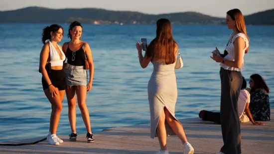 Djevojke osmijehom očarale prolaznike i pozirale kao modeli: Svi su ih gledali