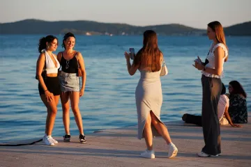 Djevojke osmijehom očarale prolaznike i pozirale kao modeli: Svi su ih gledali