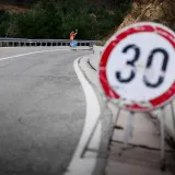 Strašna tragedija u BiH: Odronila se stijena i ubila suvozača, vozač teško ozlijeđen