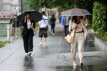 Mlada i top odjevena, ovako je glavnim gradom šetala djevojka pod kišobranom