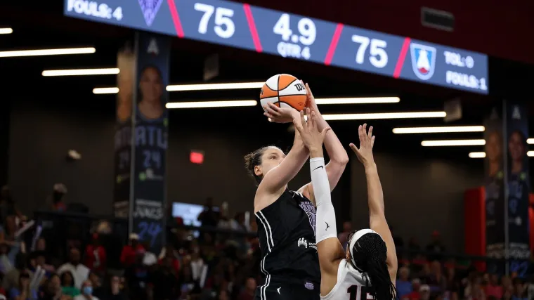 Bizarna završnica u WNBA-u: Neprimjeren rekvizit bačen s tribina ostavio gledatelje u šoku!