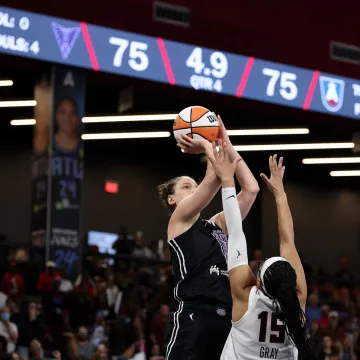 Bizarna završnica u WNBA-u: Neprimjeren rekvizit bačen s tribina ostavio gledatelje u šoku!