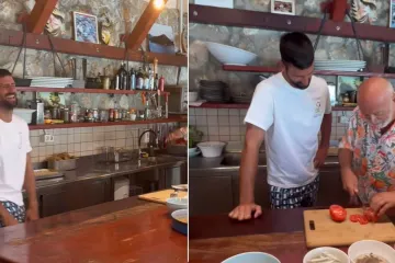 Đoković reket zamijenio nožem: Pogledajte kako se snašao u kulinarskoj ulozi