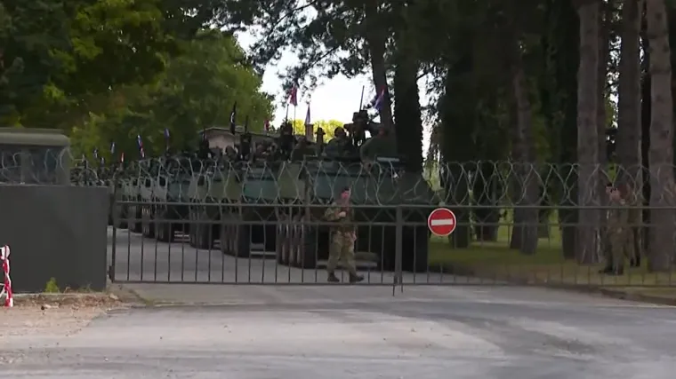 Impresivni prizori ispred vojarne Croatia: U grad kreće 505 borbenih i neborbenih vozila