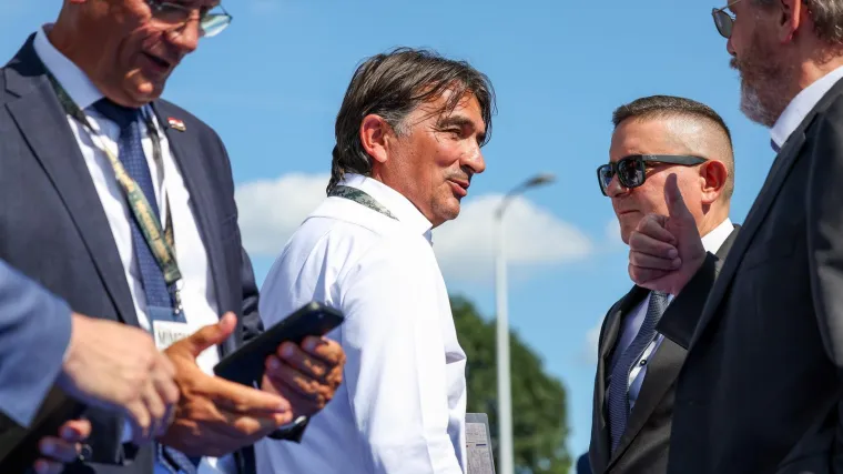Zlatko Dalić stigao na mimohod: Vojni časnici ga hvatali za selfieje
