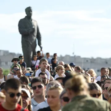 Uzvanici krenuli kući po završetku mimohoda, ali onda je počela ova pjesma i svi su stali