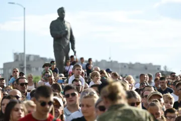 Uzvanici krenuli kući po završetku mimohoda, ali onda je počela ova pjesma i svi su stali
