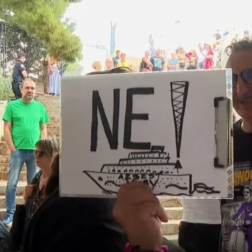 Splićani ogorčeni, brod s 350 tona azbesta uplovio u luku: Sprema se novi prosvjed