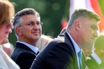 Bijelo odijelo, recitacije i tko kome sjedi s lijeva: Trenuci mimohoda koji se pamte