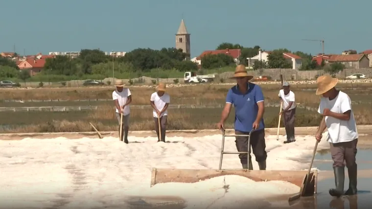 Pogledajte kako se prikuplja sol u solanama: 'Jako težak posao, evo što je najveći problem'