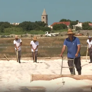 Pogledajte kako se prikuplja sol u solanama: 'Jako težak posao, evo što je najveći problem'
