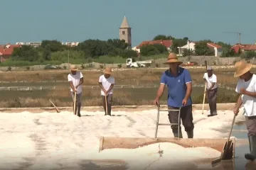 Pogledajte kako se prikuplja sol u solanama: 'Jako težak posao, evo što je najveći problem'