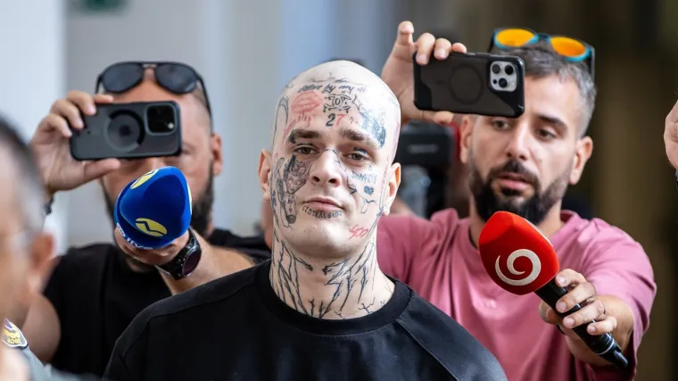 Kontroverzni reper doveden na sud u pratnji policije: Na čelu ima tetoviran Chanelov logo