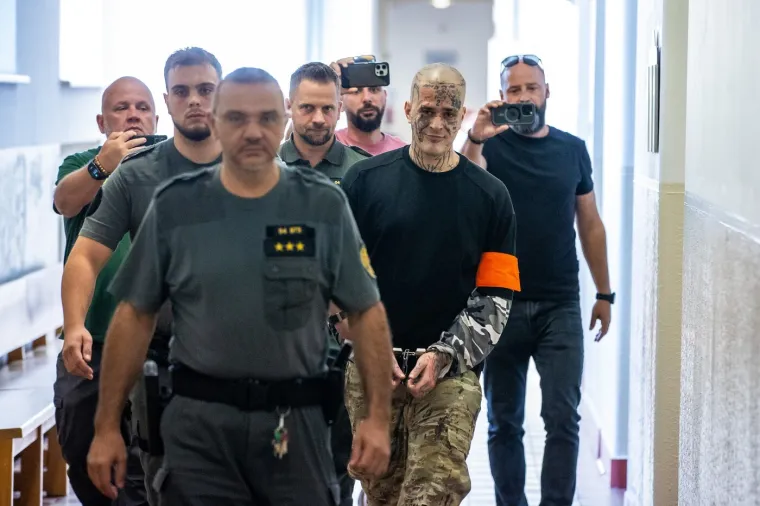 Kontroverzni reper doveden na sud u pratnji policije: Na čelu ima tetoviran Chanelov logo