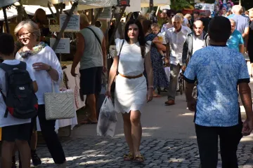 Dama u bijeloj haljini istaknula vitku liniju: Za njom su se svi okretali u centru grada