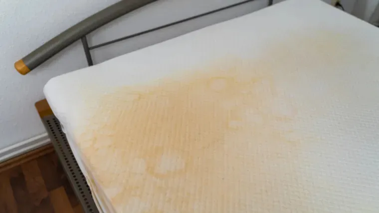 Žute mrlje na madracu? Njihovo ignoriranje šteti zdravlju, evo kako ih ukloniti