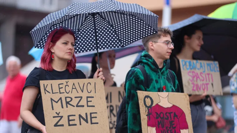 Pogledajte koliko mu&scaron;karaca danas moli na Trgu: Prosvjednici poručili 'Klečavci mrze žene'
