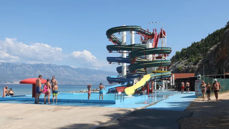 Tragedija na Rabu: Zbog smrti djevojčice kazneno prijavljeni otac i odgovorna osoba za vodeni tobogan