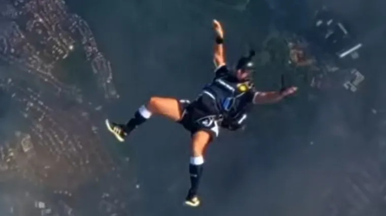 Dinamov video je hit kakav niste očekivali: Mišić s padobranom skače na centar pa s Mudražijom radi čuda po gradu